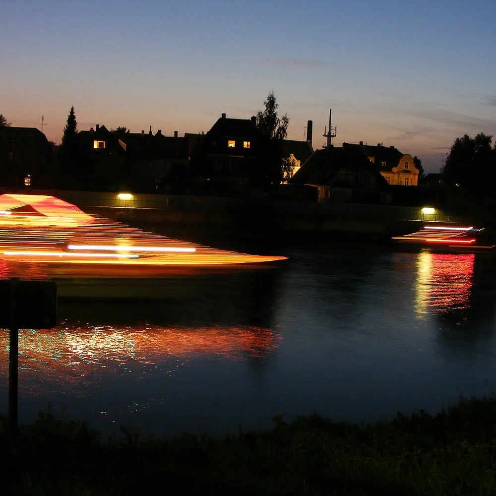 Abendliche Lampionfahrt auf dem Wasser