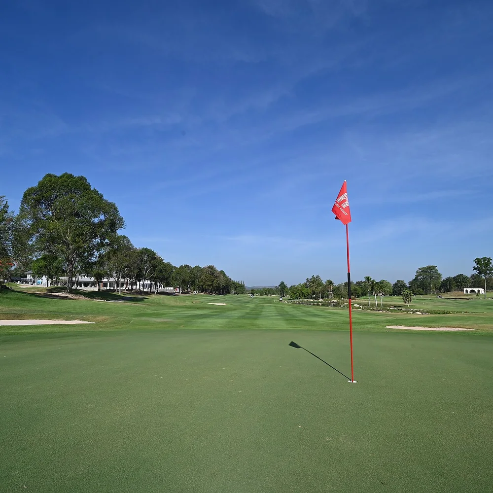 Golfgrün mit roter Fahne