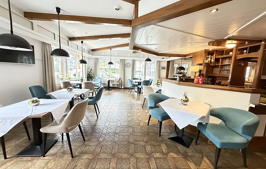 Der Fr&uuml;hst&uuml;cksraum mit Bar im Hotel Rohdenburg